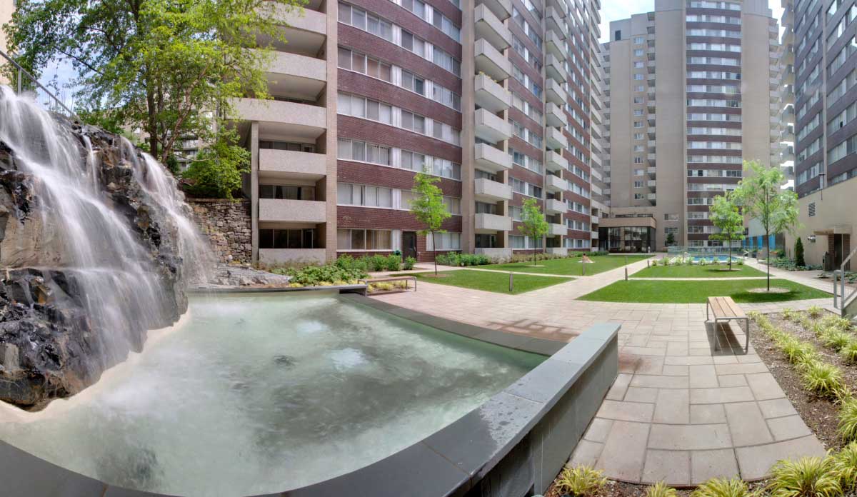 luxurious 2 bedroom Apartments for rent in Montreal (Downtown) at Le Parc - Photo 09 - RentersPages – L1789