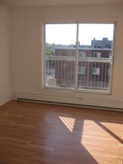 Studio / Bachelor Apartments for rent in Pointe-aux-Trembles at 13900-13910 Sherbrooke East - Photo 05 - RentersPages – L1195