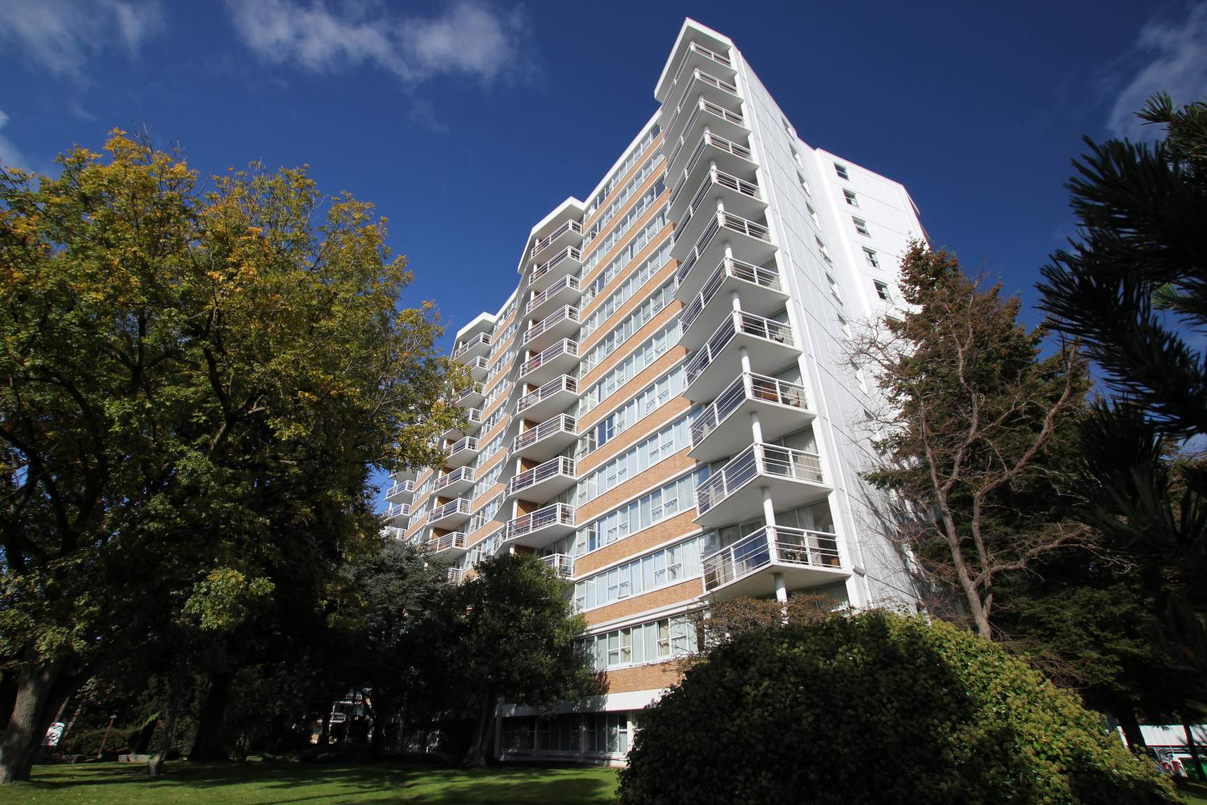 1 bedroom Apartments for rent in Victoria at Lord Simcoe - Photo 01 - RentersPages – L412329