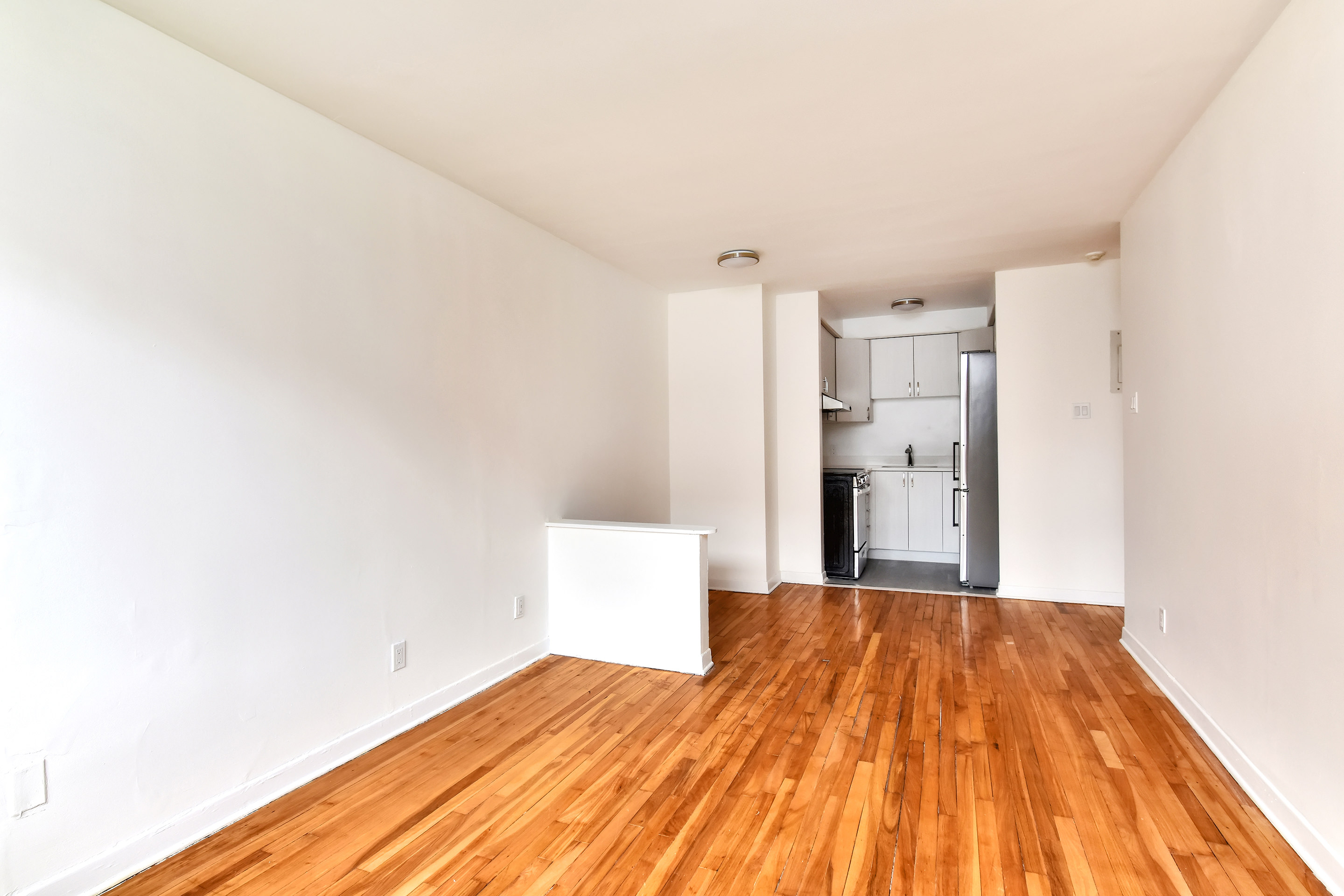 1 bedroom Apartments for rent in Notre-Dame-de-Grace at 2350 Rue Mariette - Photo 08 - RentersPages – L2278