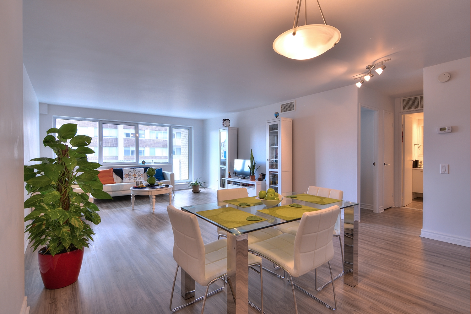 luxurious 1 bedroom Apartments for rent in Montreal (Downtown) at Le Parc - Photo 02 - RentersPages – L2099